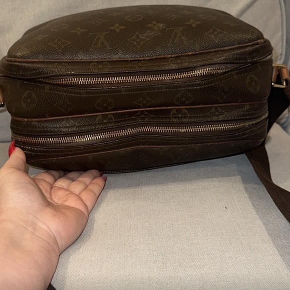 Louis Vuitton Monogram Reporter Bag in good used condition.L10.5”xH8”xD4.5” - Picture 3 of 11